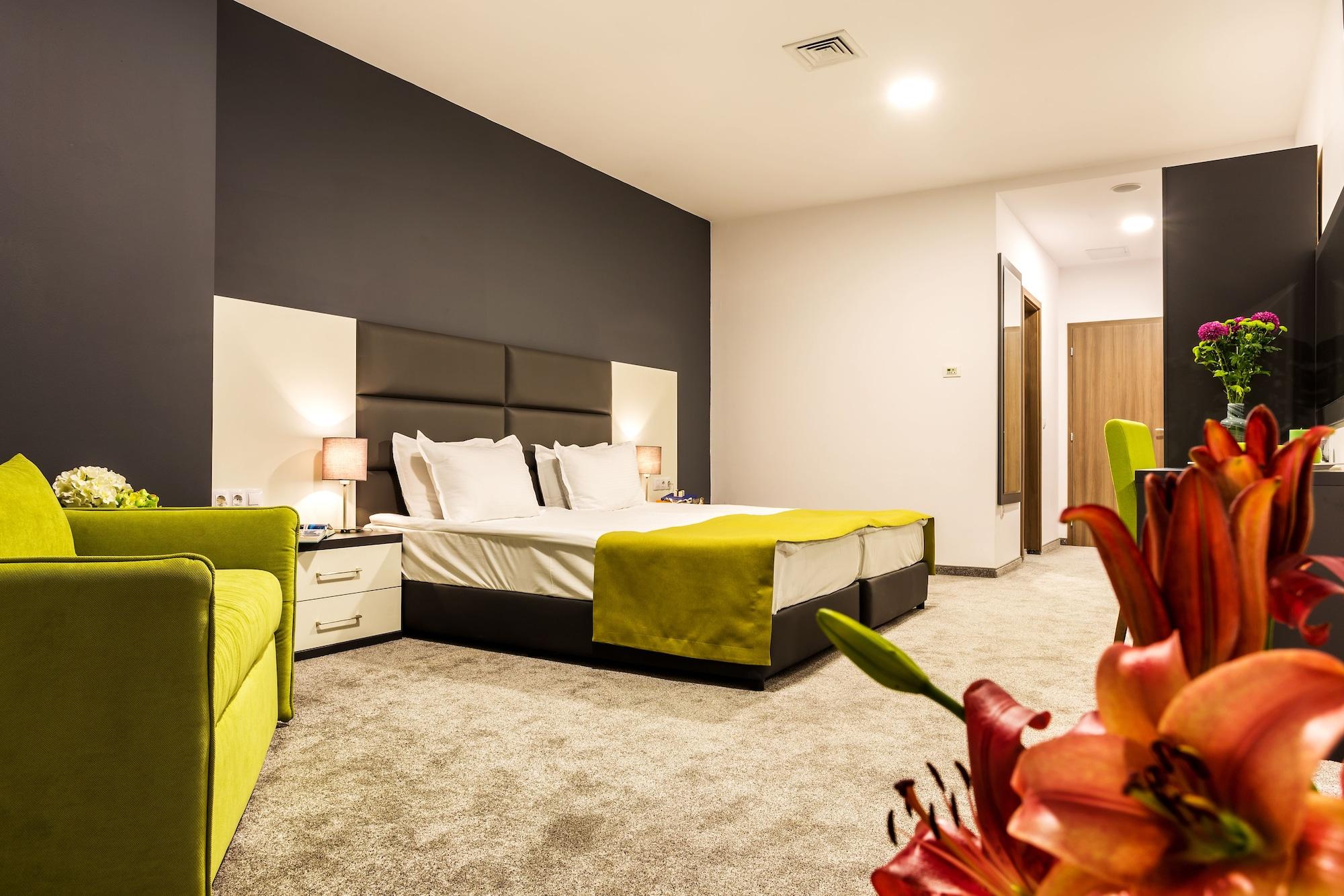 Earth & People & - Free Parking Hotel