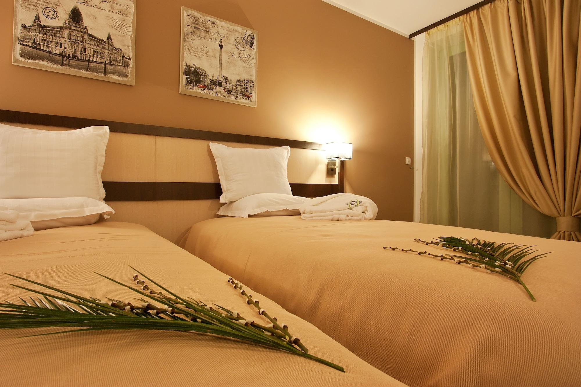Earth & People & - Free Parking Hotel