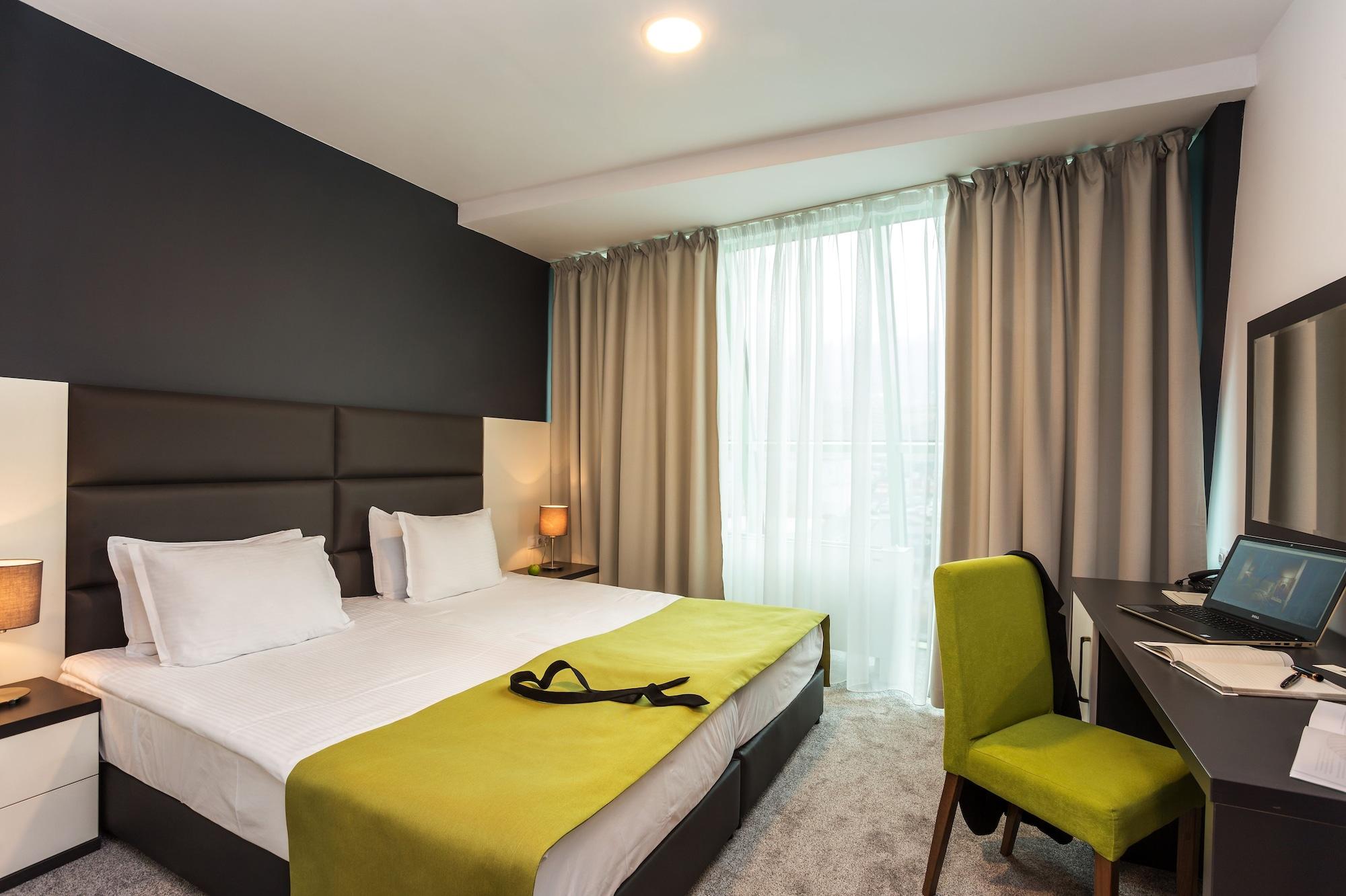 Earth & People & - Free Parking & Swimming Pool 4*